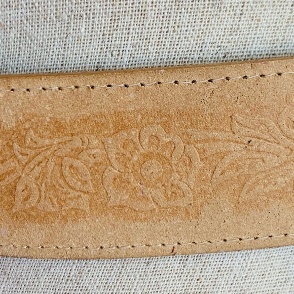 L.Chessler Floral Embosssed Embossed Leather Belt Sz S - Picture 5 of 8